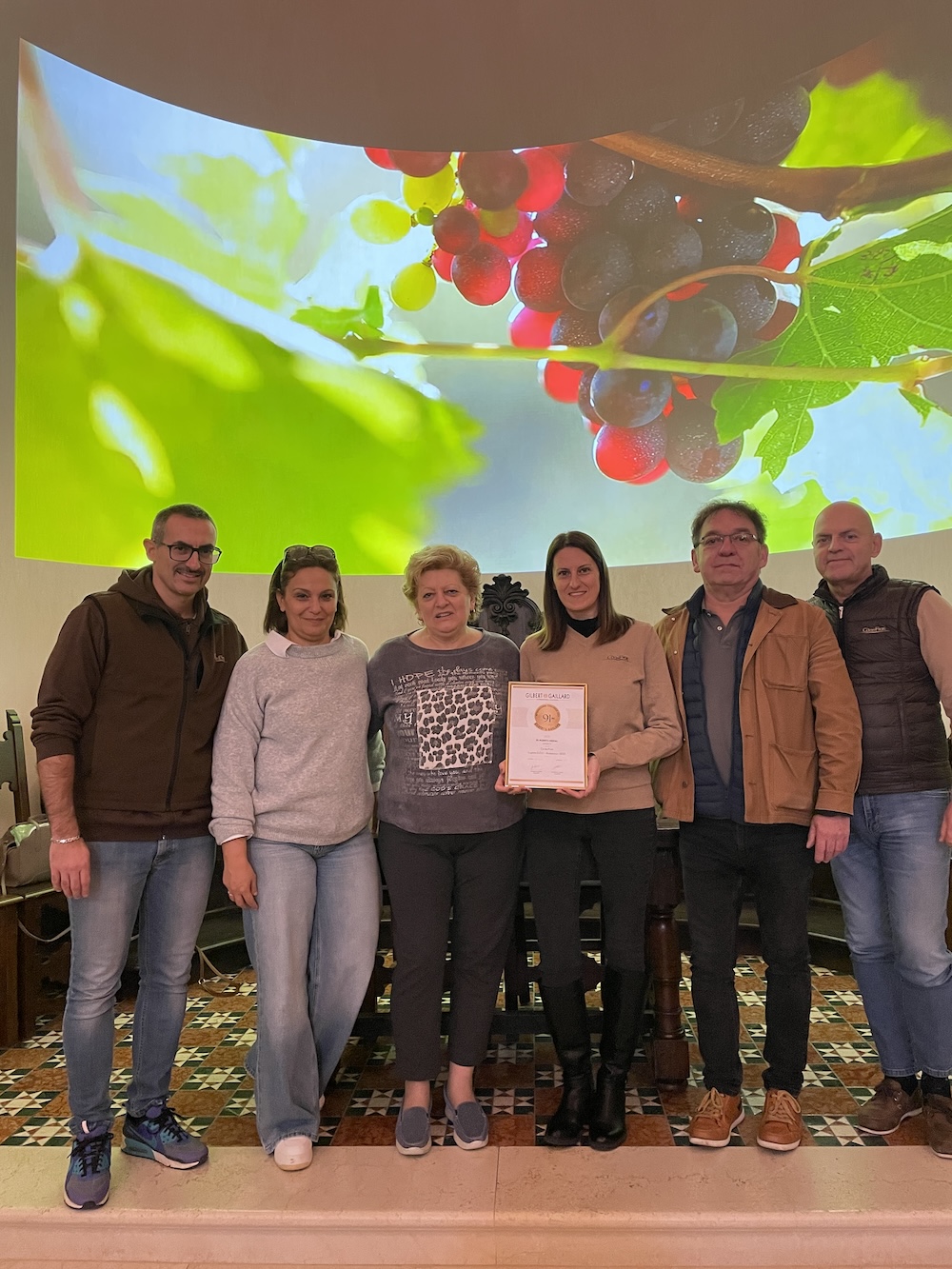 Stefano Fioranzato, responsable export, Sandra Sirvente, la famille Dal Cero et Sylvain Patard, lors de la remise officielle du dipl&ocirc;me du Gilbert & Gaillard International Challenge