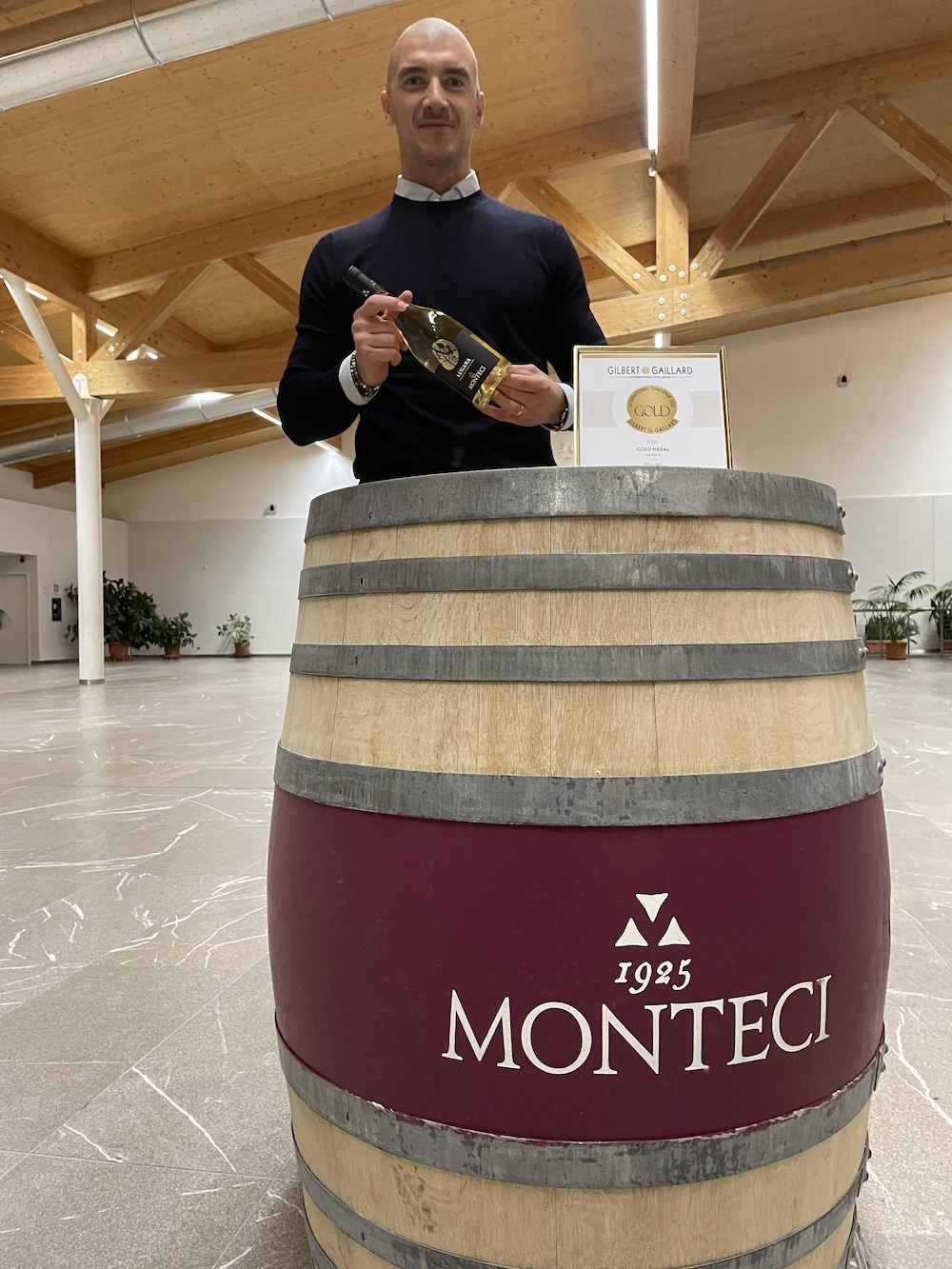 Francesco Righetti pr&eacute;sente fi&egrave;rement son vin r&eacute;compens&eacute; au Gilbert & Gaillard International Challenge