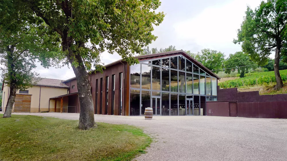 The Mevante wine cellar, built to a modern and sustainable concept, is on two floors and uses this configuration to conduct racking.