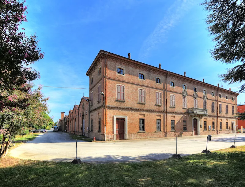 The name "Settacini" dates back to the 12th century and is name after a legend where seven workers were turned into dogs as punishment for swearing in front of religious procession.