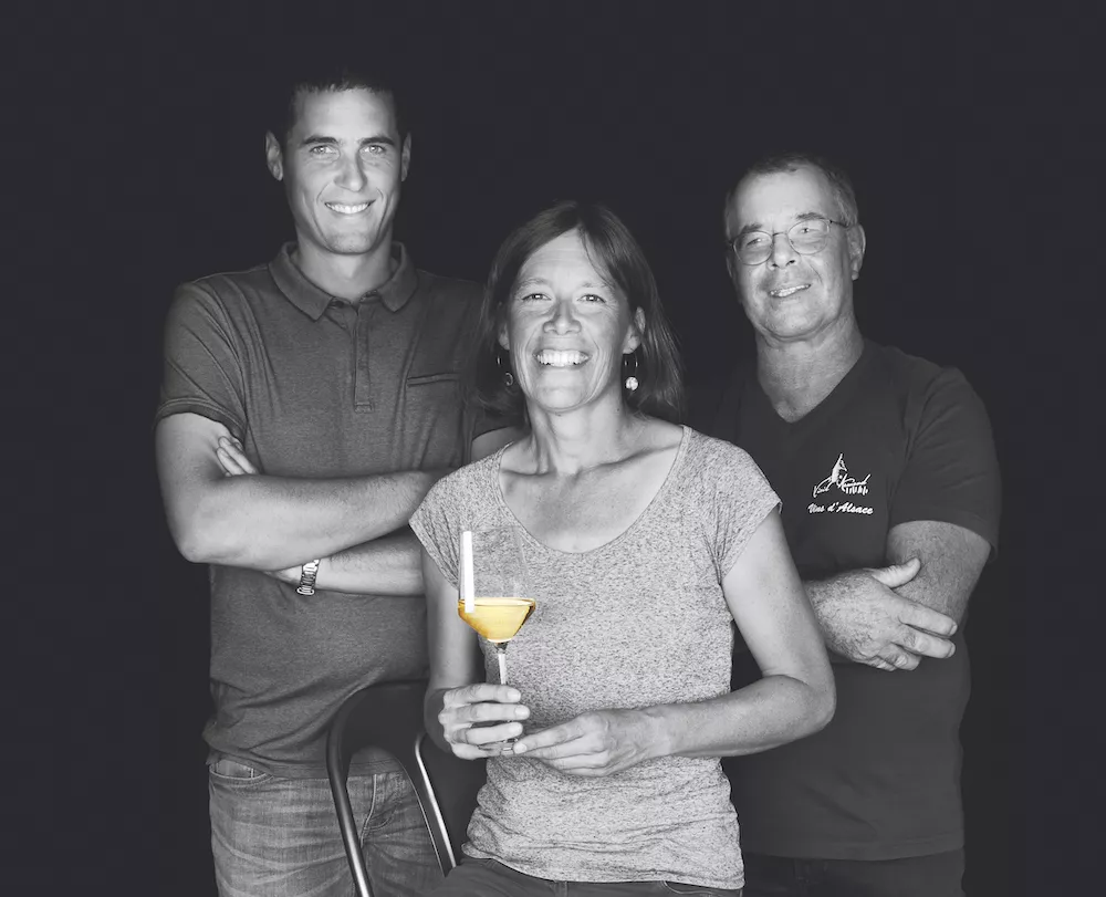 Le comité de direction de la cave du Vieil Armand, le président Laurent Franck à droite et les vice-présidents Christine Sutter et Thiebaut Zimmermann