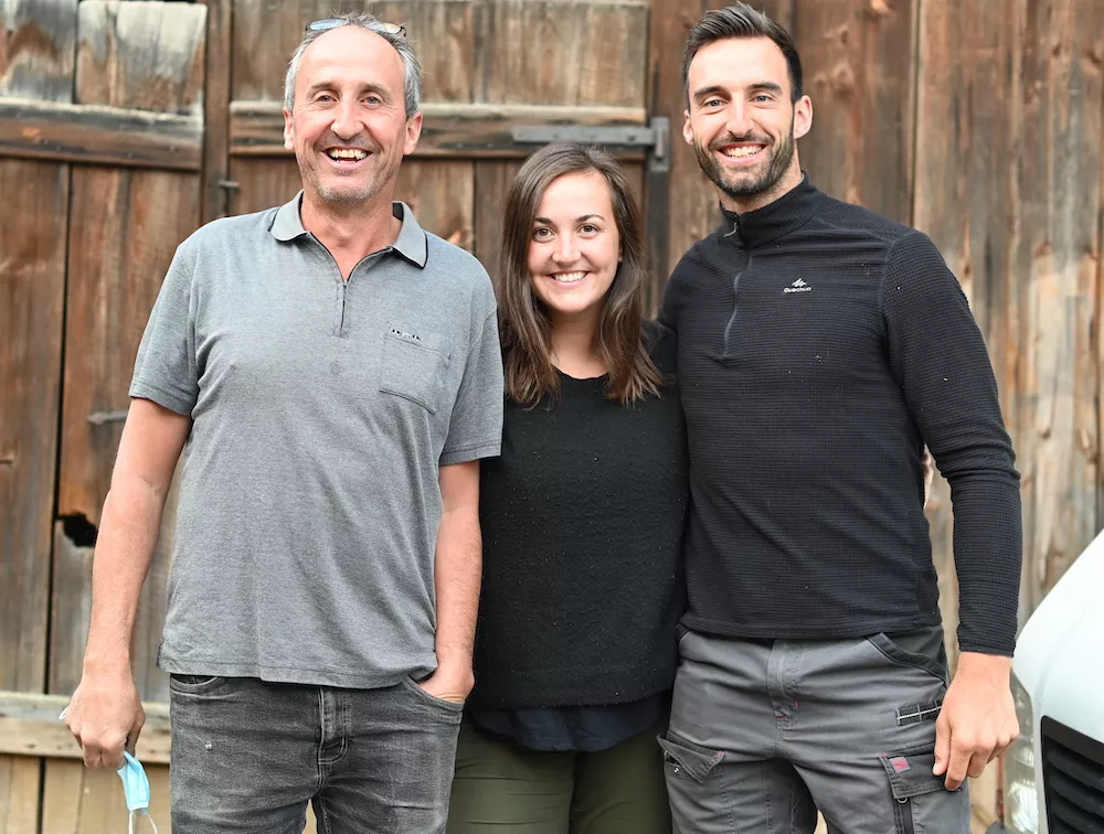 Pierre Boxler, avec son neveu Florent Wiss et Charlotte Boxler, qui ont repris le domaine en 2022