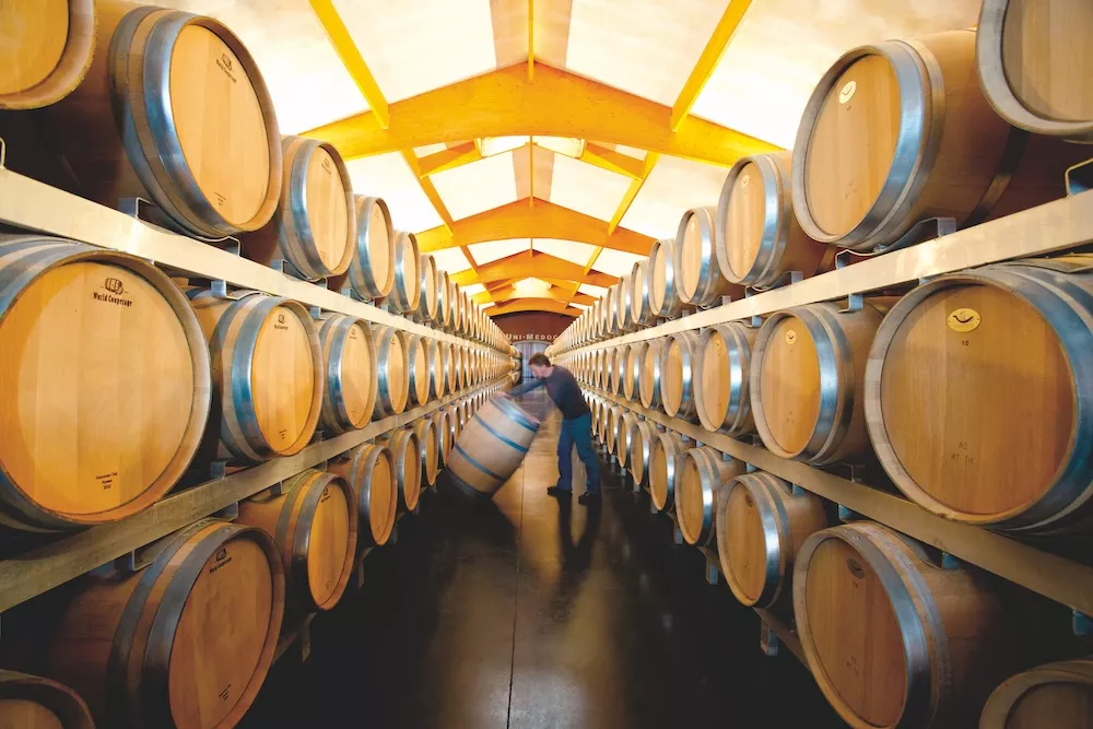 La cuvée Merrain Rouge est élevée dans le chai à barriques des Vignerons d’Uni-Médoc.