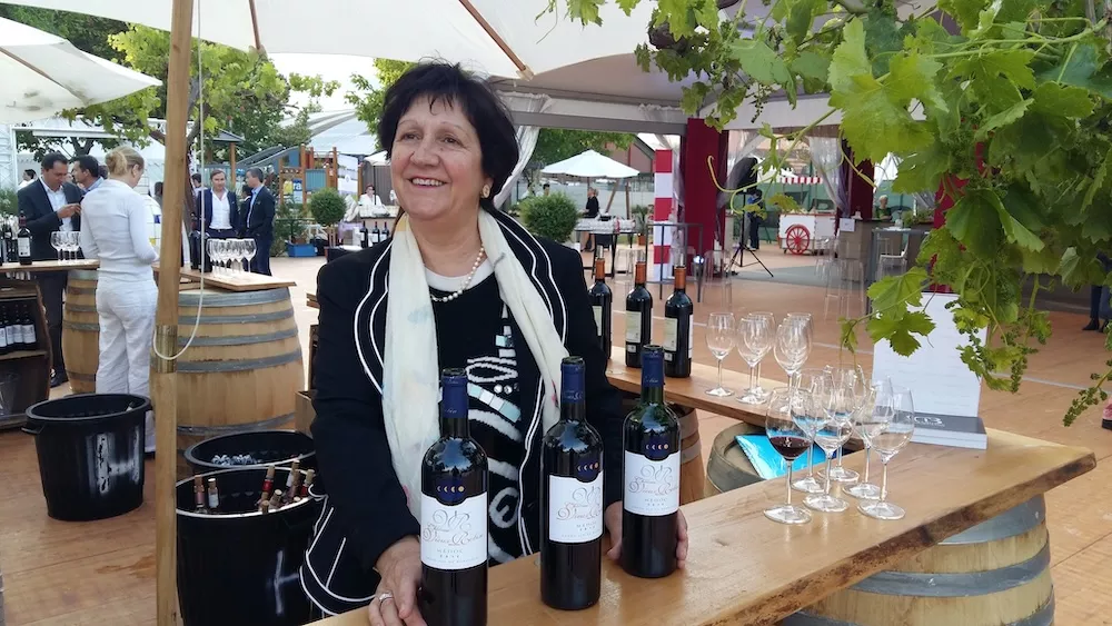 Maryse Roba, propriétaire du Château Vieux Robin, fait déguster ses vins aux particuliers.