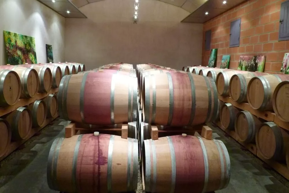 Le chai du Château Vieux Robin.