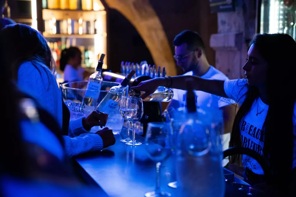 La marque ‘‘Beaux Parleurs’’ distribuée durant une soirée ‘‘Beaux Parleurs Night Tour’’ à Bordeaux