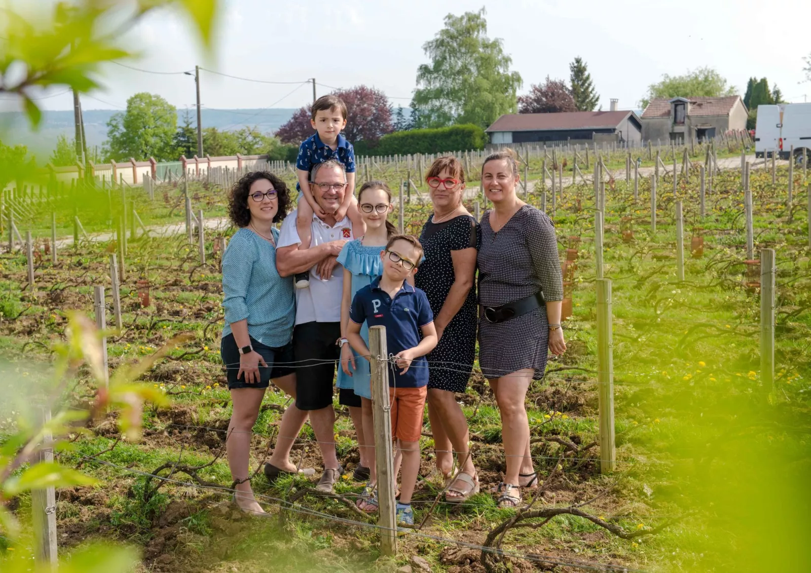 Les trois g&eacute;n&eacute;rations de la famille Boivin dans leur vignoble d'&Eacute;pernay