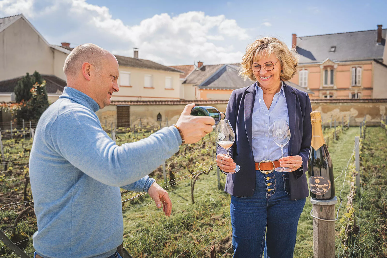 Delphine Vesselle et son &eacute;poux David dans leur vignoble de Bouzy